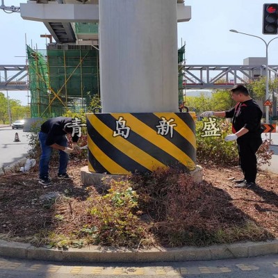 公路桥墩黑黄相间醒目提示防撞设施